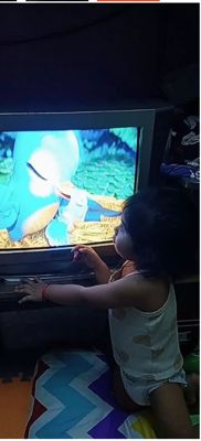 Batang nanonood ng kwento sa TV