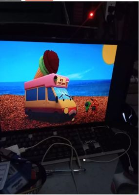 Story video na tumutugtog sa computer