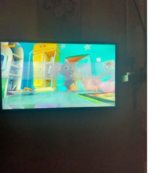 Kwento na tumutugtog sa wall-mounted TV